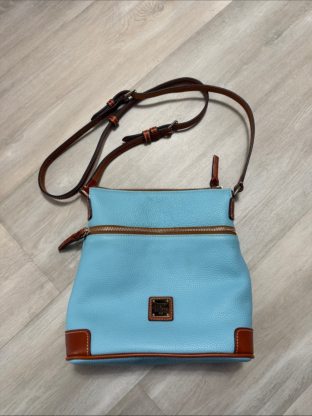 DOONEY AND BOURKE PEBBLE GRAIN CROSSBODY BAG